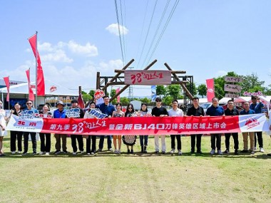 北京BJ40刀锋英雄版郑州上市,2.0T动力/配可拆卸车顶